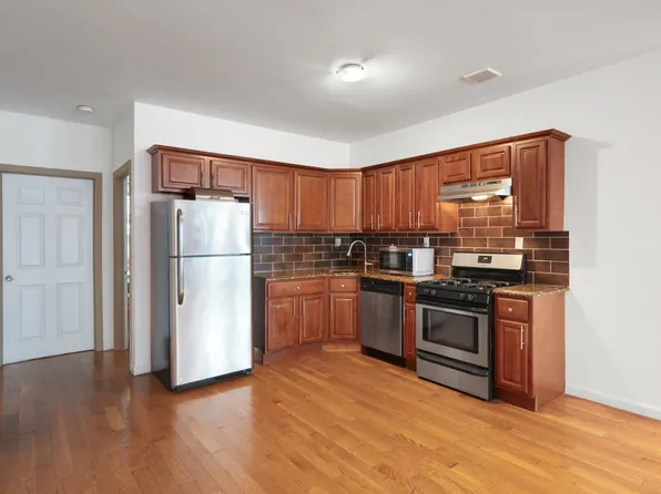 479 Bainbridge Street image 8 of 19