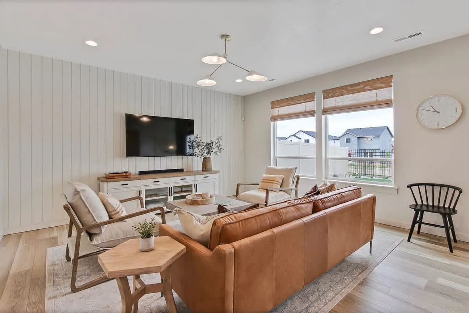 4 bed, 2.0 bath, 2497 sqft, $7,882 — Photo 2
