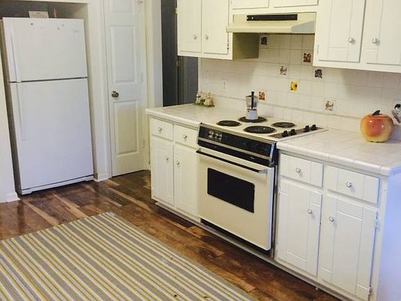 Cheerful galley kitchen