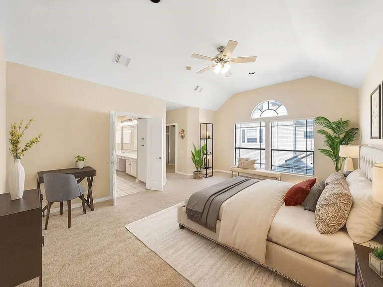 2406 Calumet St — Photo 1
