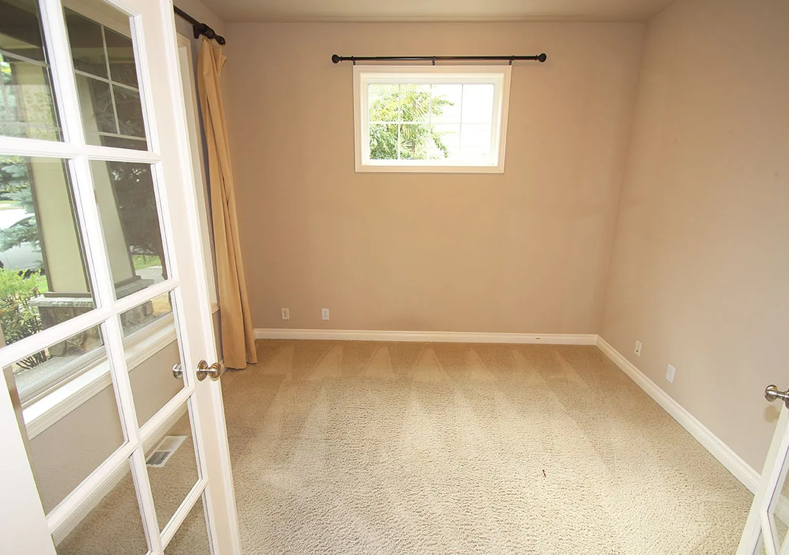 4 Bedroom Redmond Home For Rent With 2 Car Garage! — Photo 3