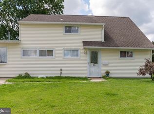 29 Grand Pine Rd, Levittown, PA 19057