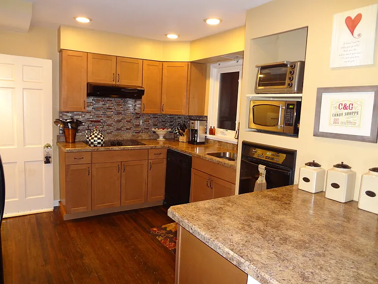 2538 Clover St — Photo 3