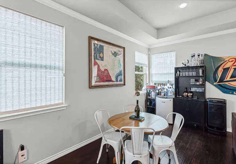 2409 W Robert St — Photo 7