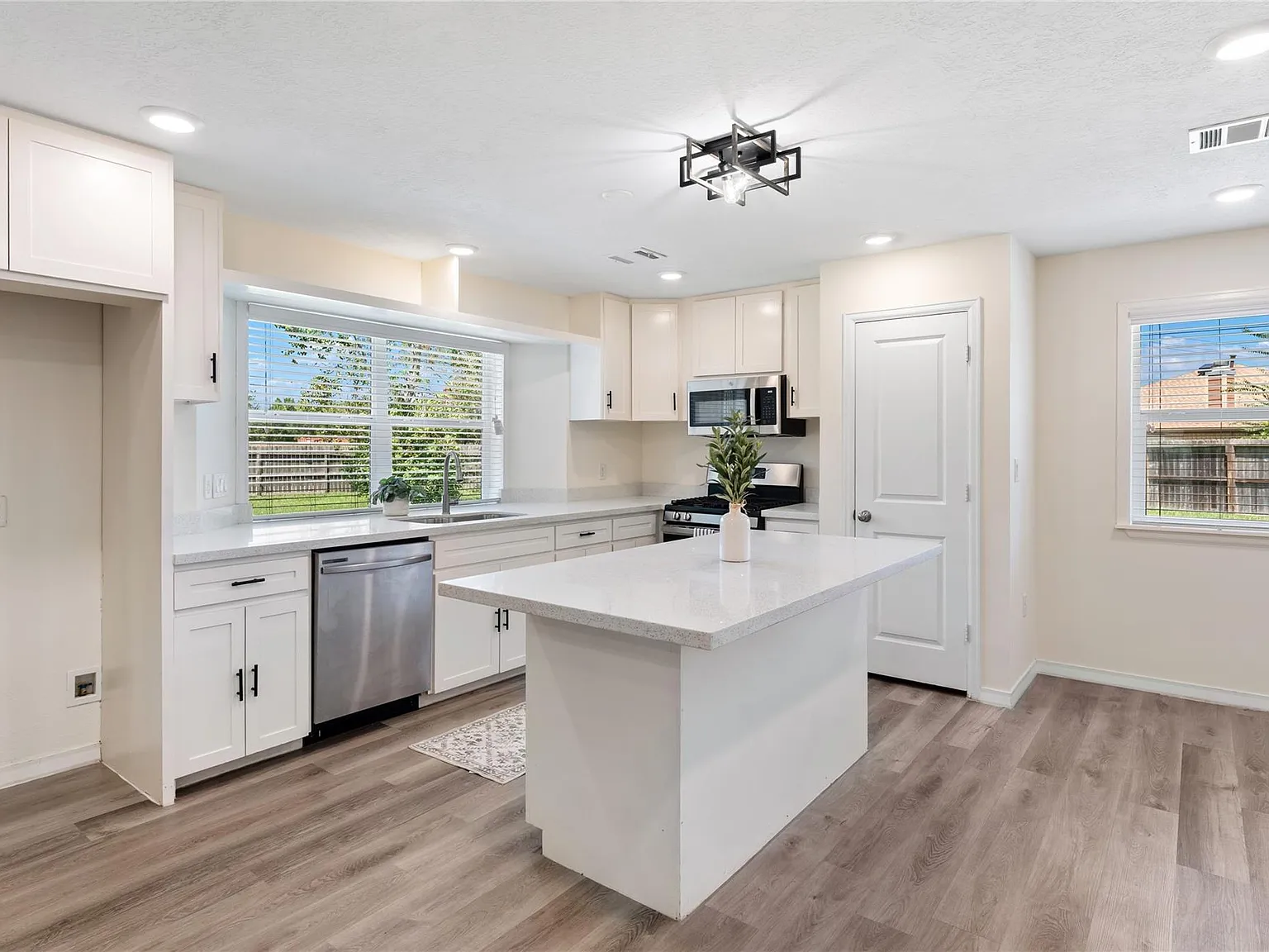 4 bed, 2.5 bath, 1839 sqft, $2,300 — Photo 2