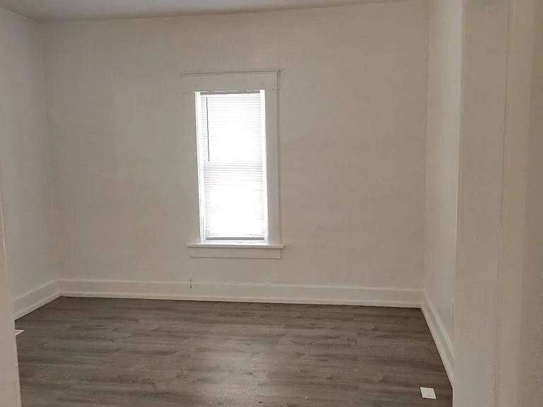 216 SE Lake St — Photo 2