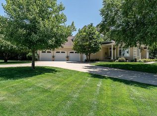 180 Tullymore Dr, Robins, IA 52328