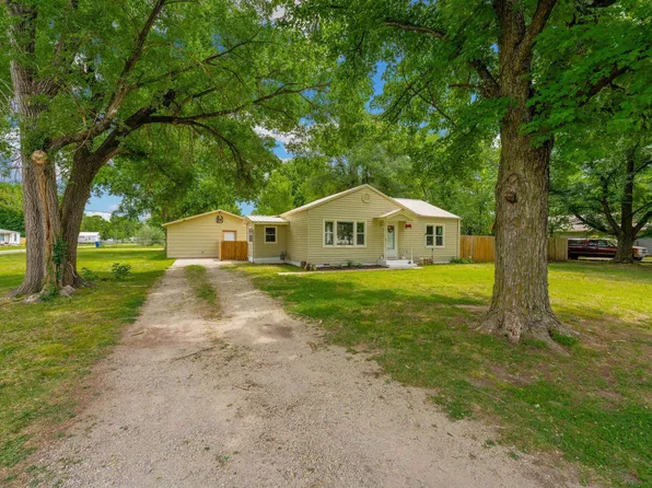 320 N Poplar St, Douglass, KS 67039