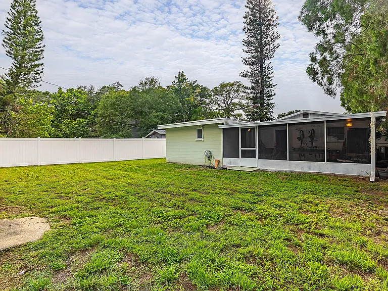 5651 Kelly Dr N — Photo 29