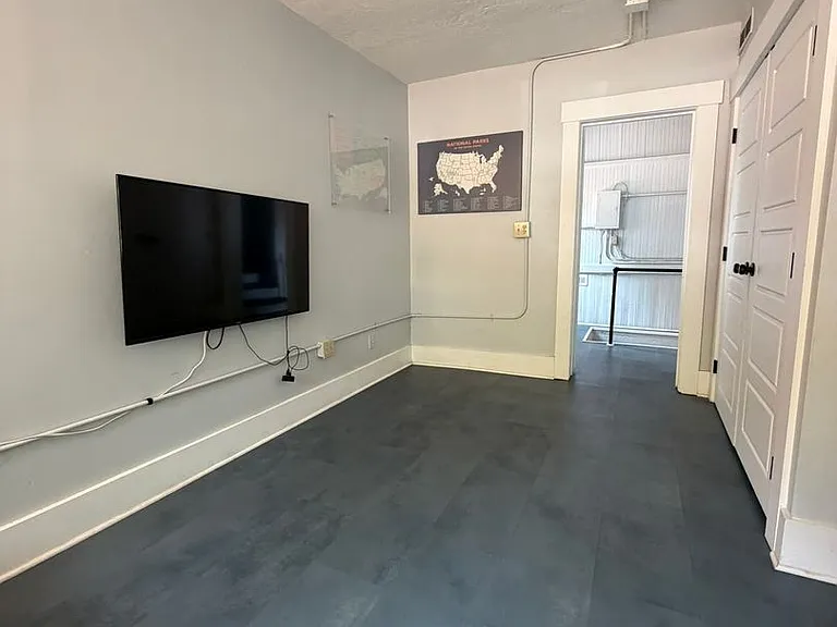 1424 W Franklin St — Photo 26