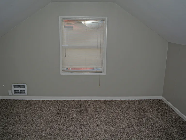 631 N Hawthorne St — Photo 10