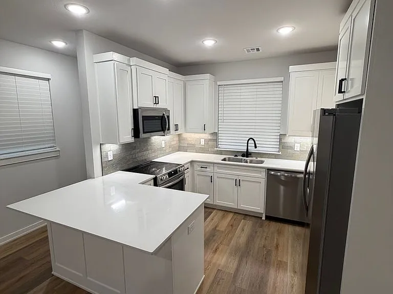 513 W Dallas St — Photo 1