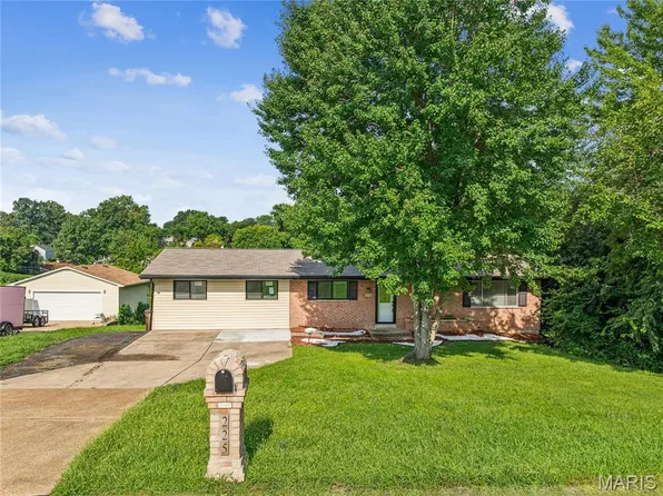 225 Day Dr, Saint Louis, MO 63135