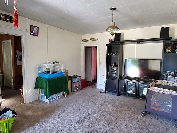 3rd image of 611 E Main St