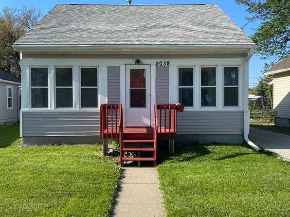 2038 Maple St, Des Moines, IA 50317