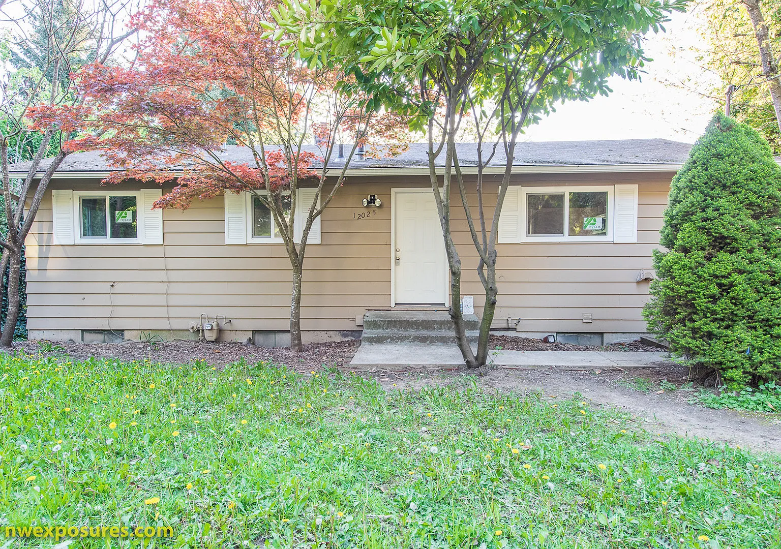 Charming Ashcreek 4BD/2BA Home w/ Dual Decks + Backyard +W/D Included + Pets Welcome!! — Photo 2