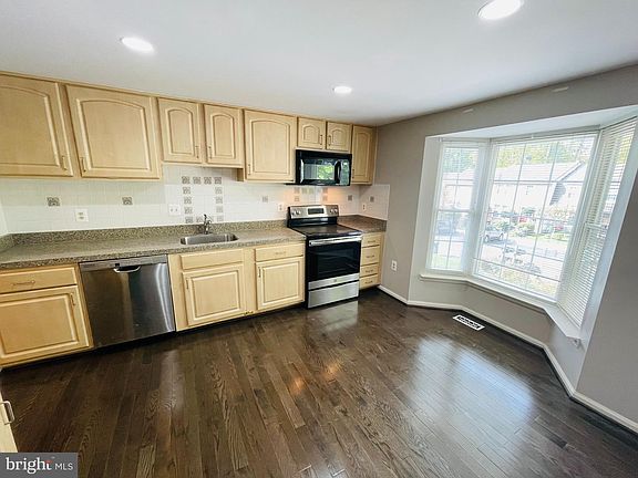 3rd image of 10114 Chestnut Wood Ln