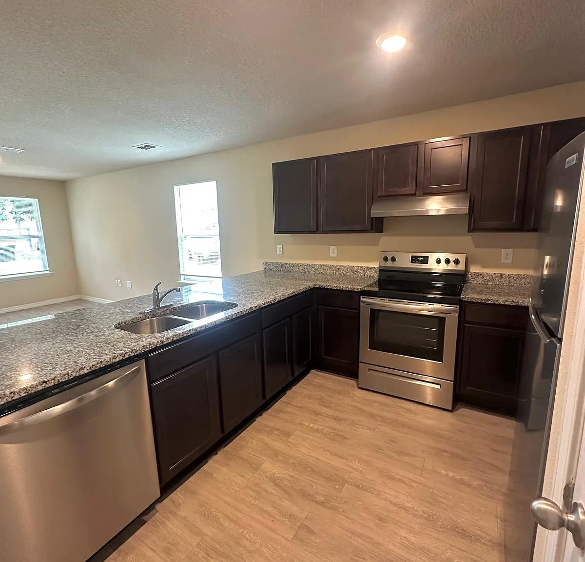 2 bed, 1005 sqft, $1,350 — Photo 3