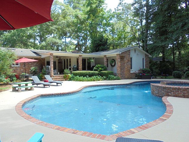1st image of 2418 Meadowbrook Dr