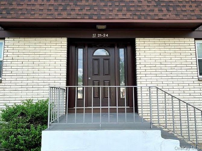 1st image of 10 Oxford Dr