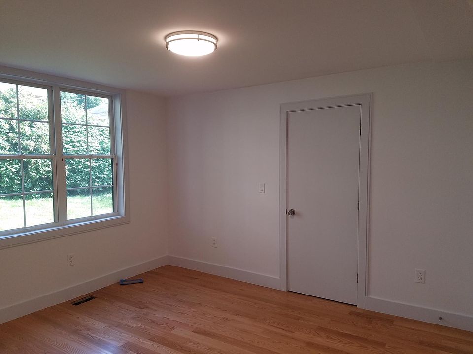 2nd image of 8 Park Rd #8