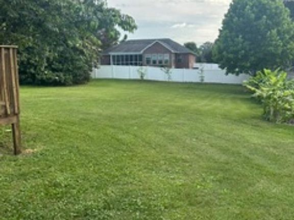 3rd image of 815 Westridge Cir