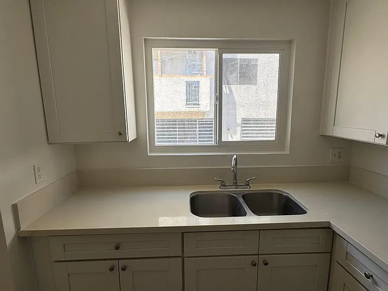 1541 N Detroit St #8 — Photo 4