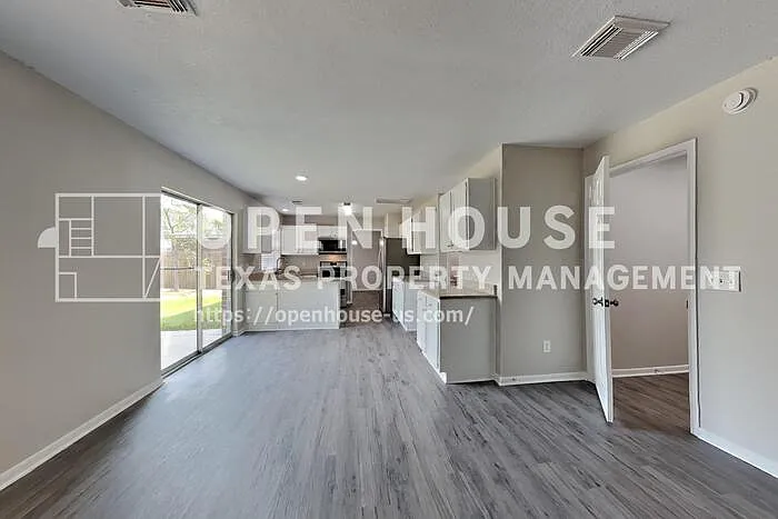 4 bed, 2.5 bath, 2366 sqft, $2,350 — Photo 3