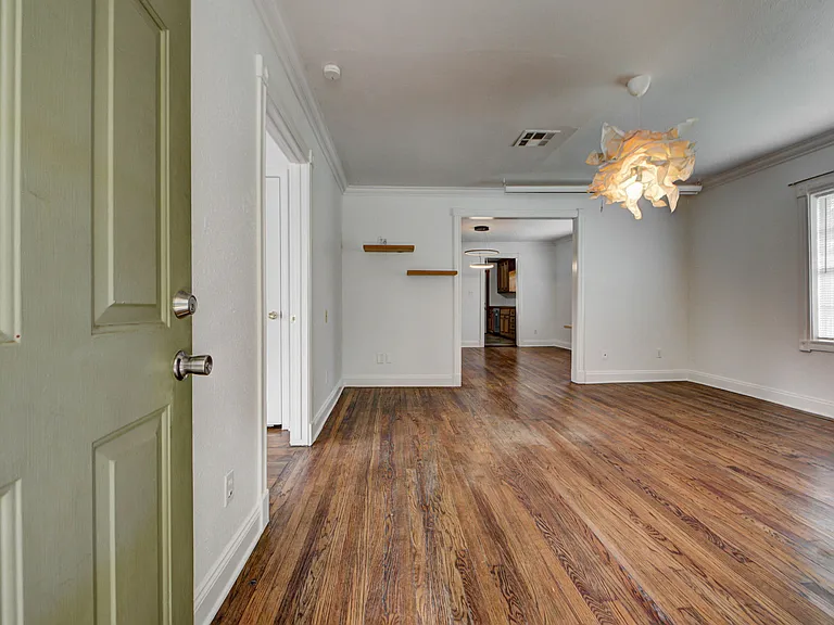 418 N Flood Ave — Photo 2
