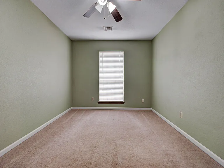 2912 Edinburg Dr — Photo 35