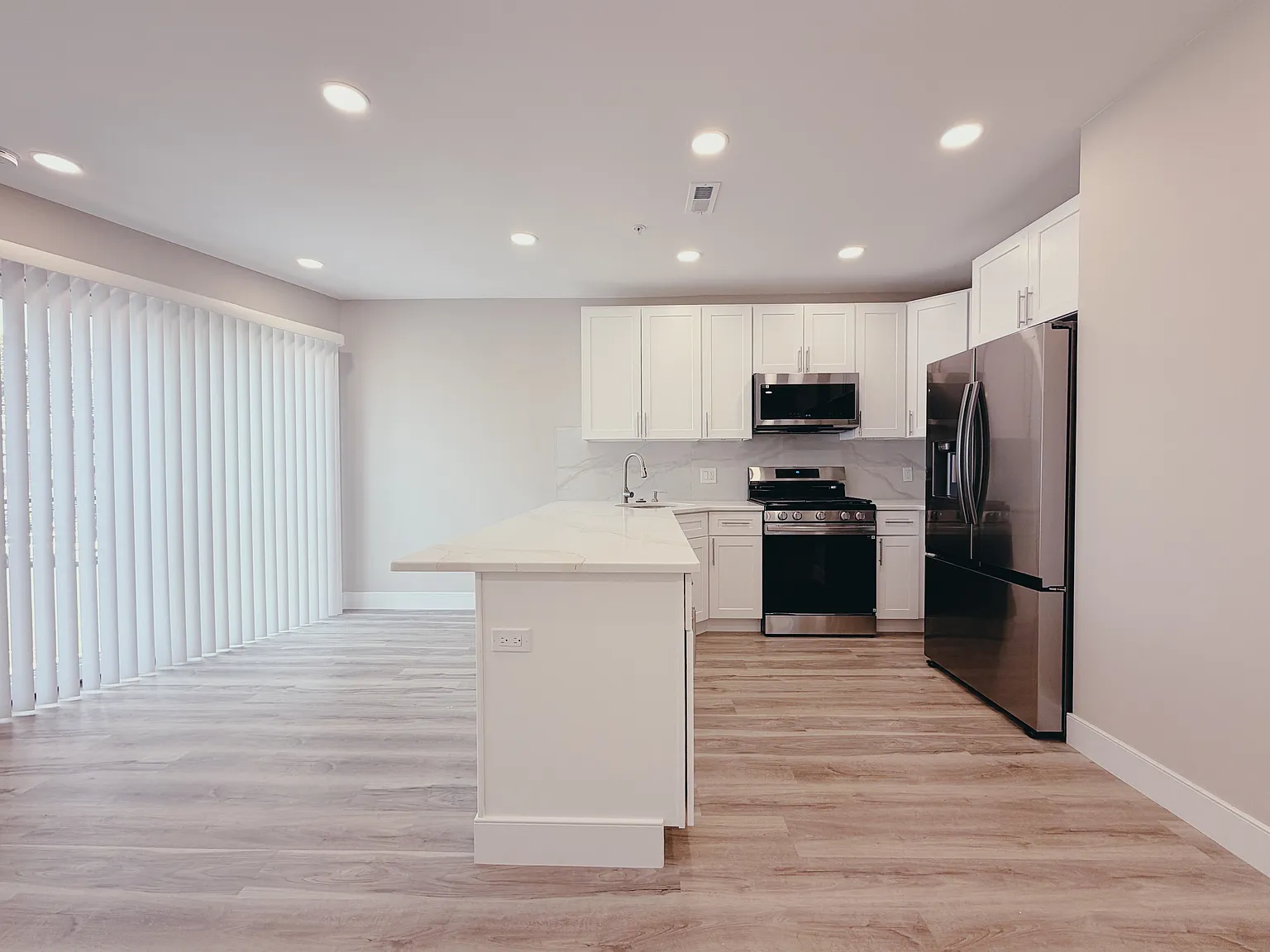 3 bed, 1418 sqft, $3,250 — Photo 2