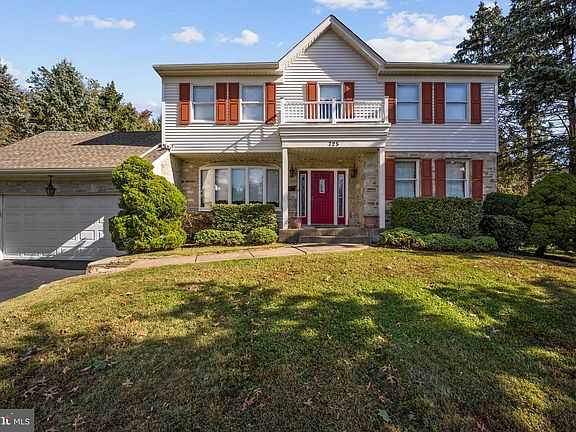 2nd image of 725 Pecan Dr