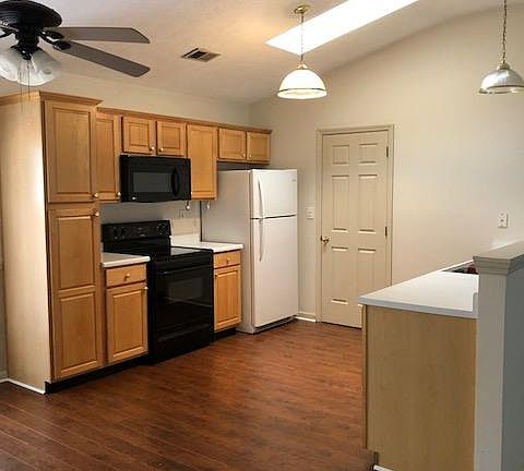 Large eat-in kitchen that opens to great room. All appliance