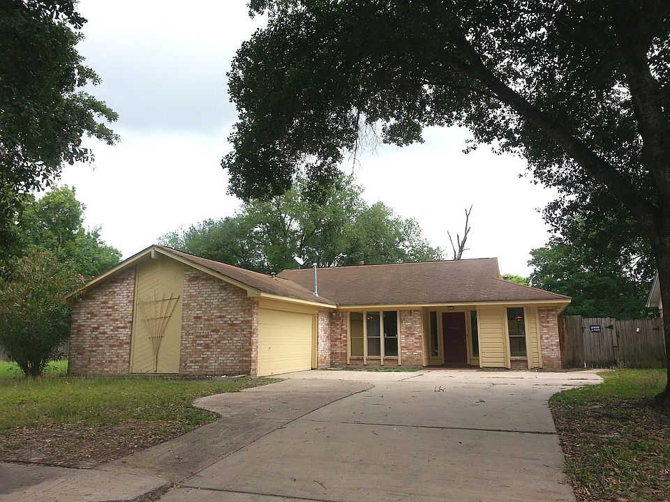 Huge frontyard with mature trees
