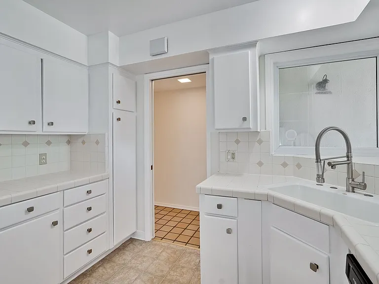 1572 Tobias Dr — Photo 10