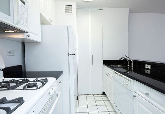3rd image of 230 W 55th St APT 3H
