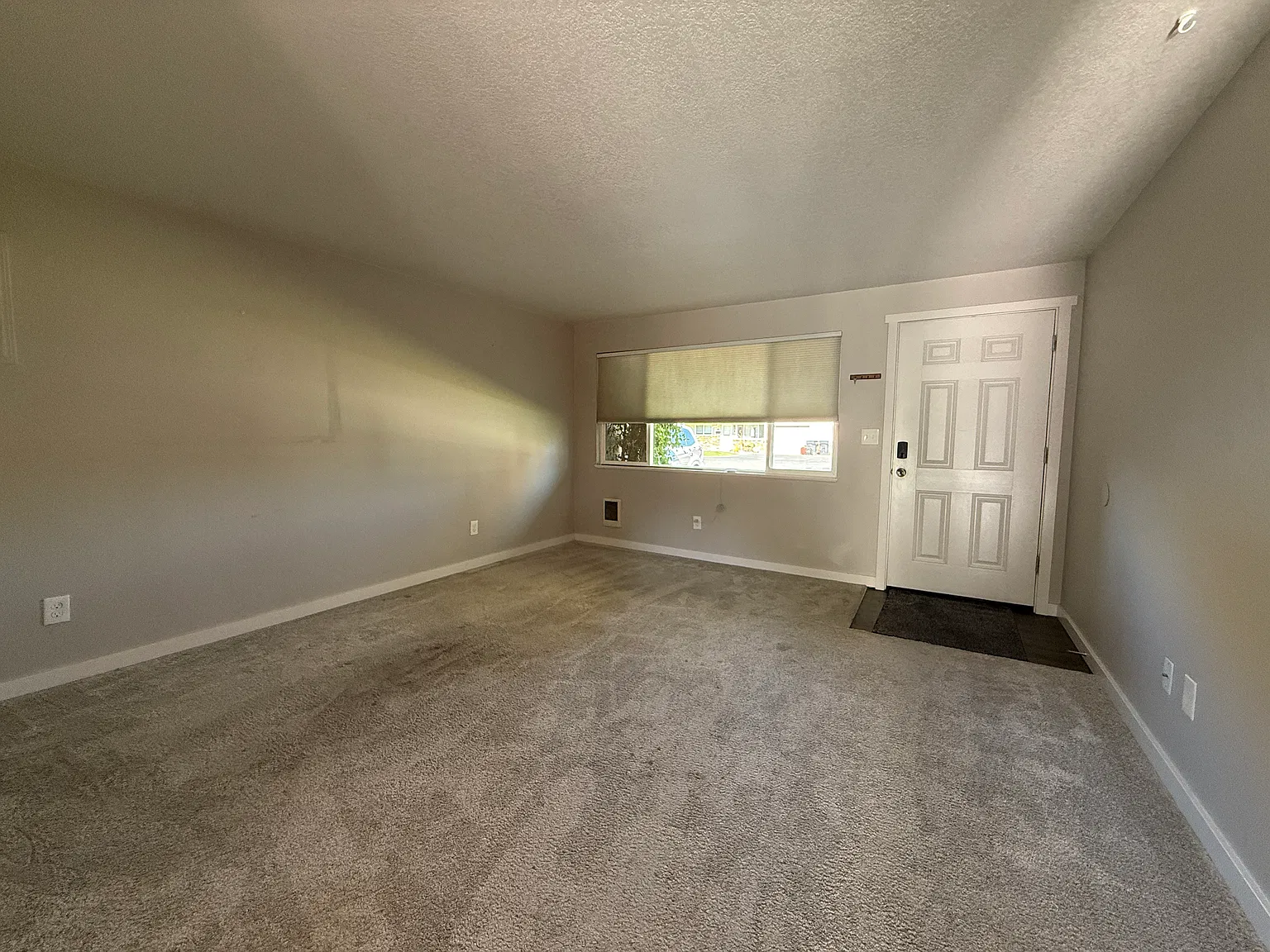 3 bed, 1100 sqft, $1,700 — Photo 4
