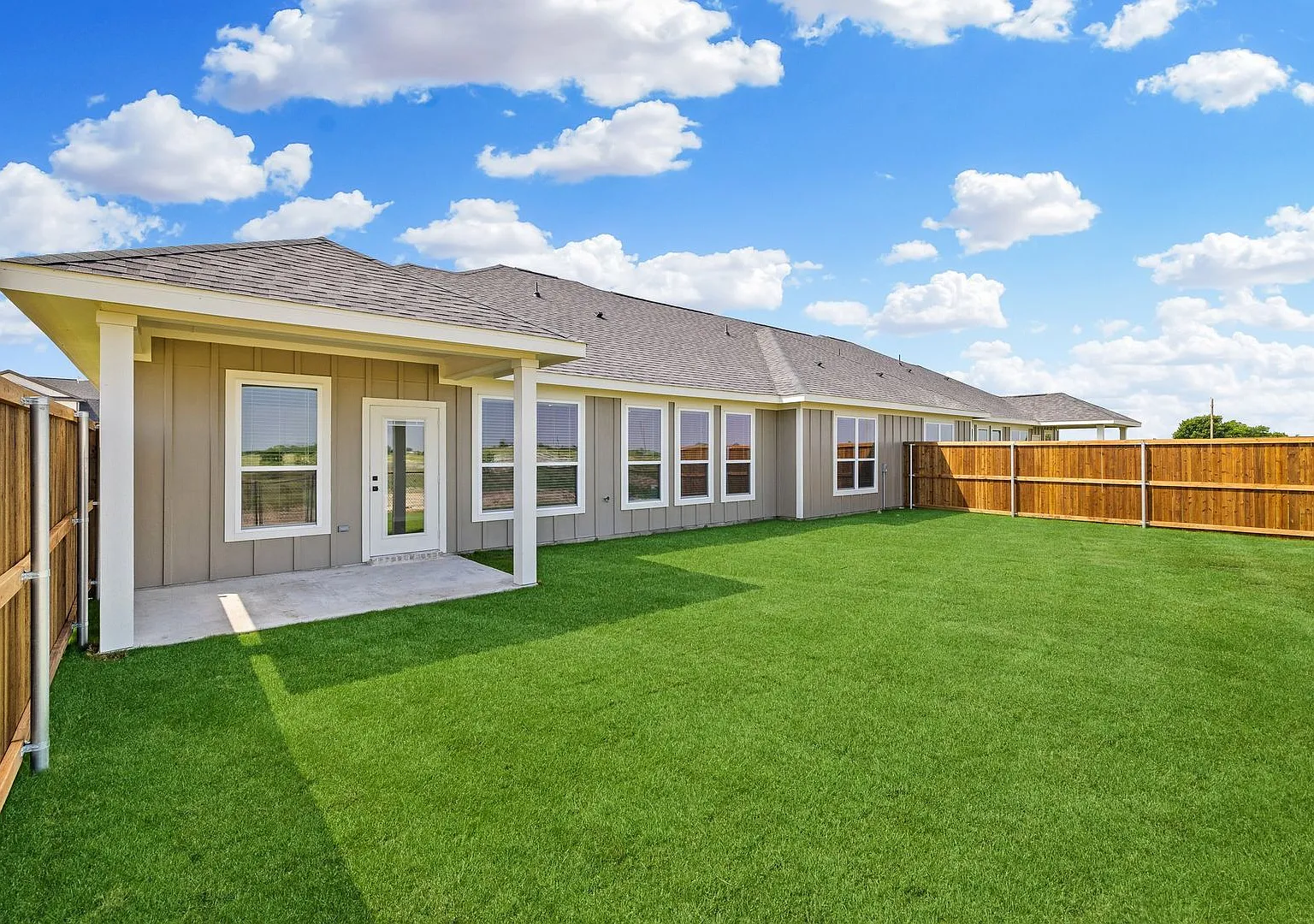 Available Now! New Luxurious Duplex Located On 1-Acre Lot In Midlothian, Tx! — Photo 2