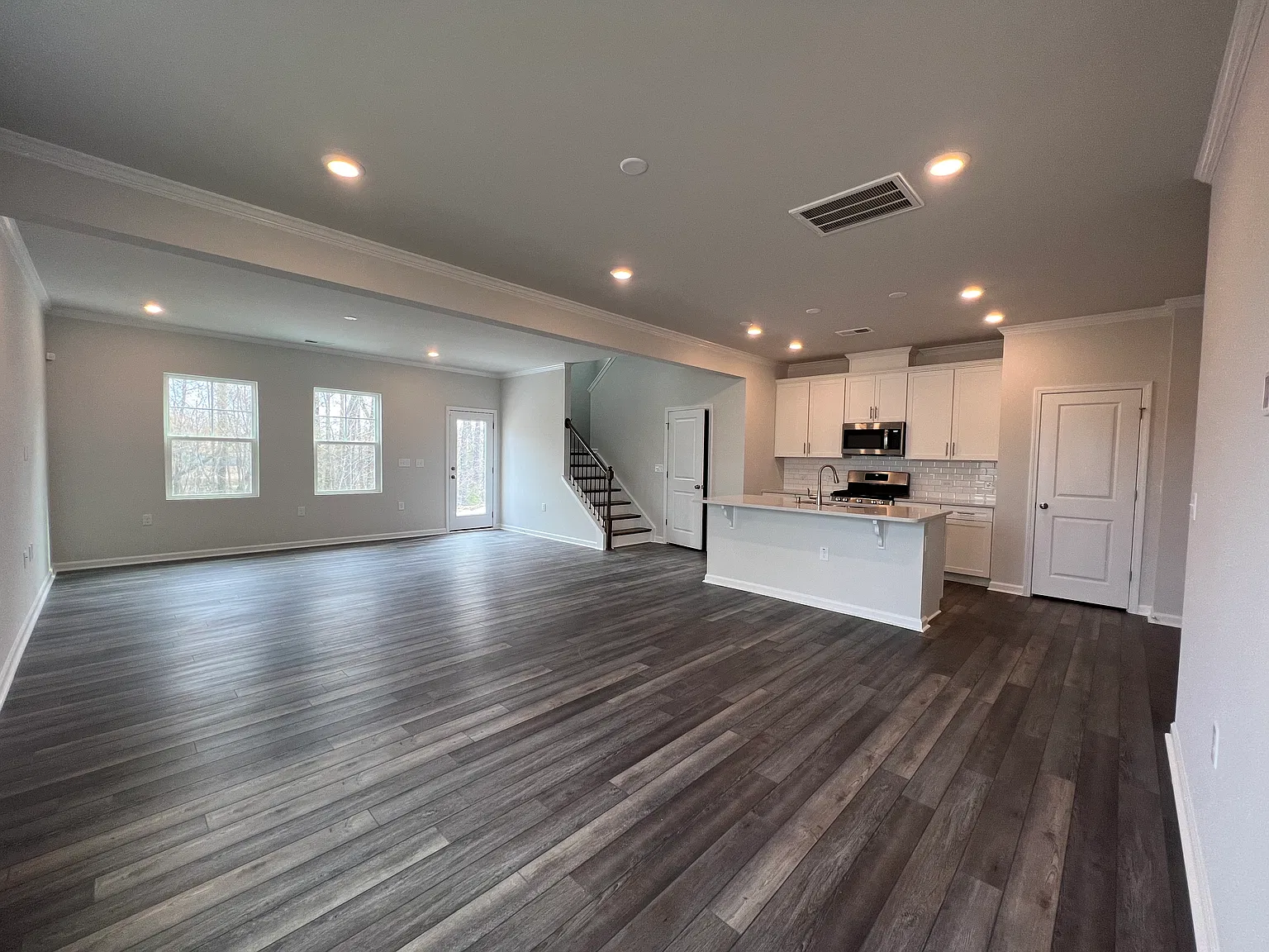 3 bed, 2.5 bath, 2046 sqft, $2,250 — Photo 2