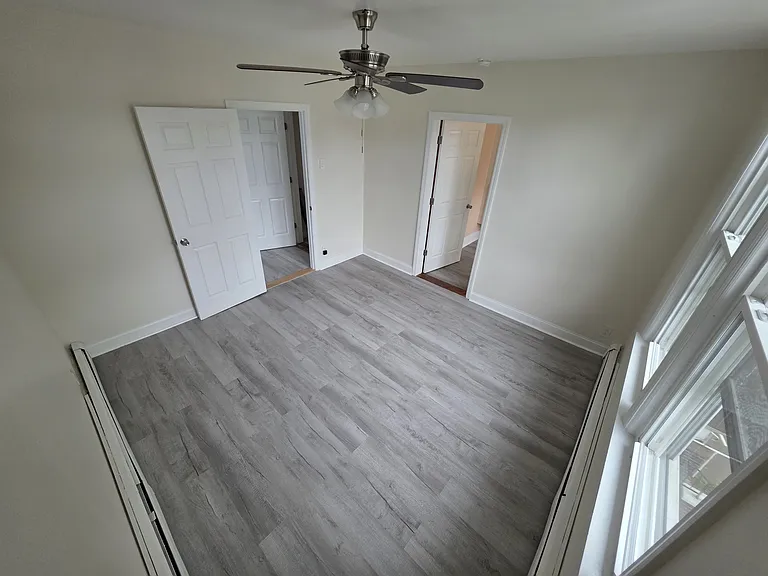 Main bedroom w/walk-in-closet