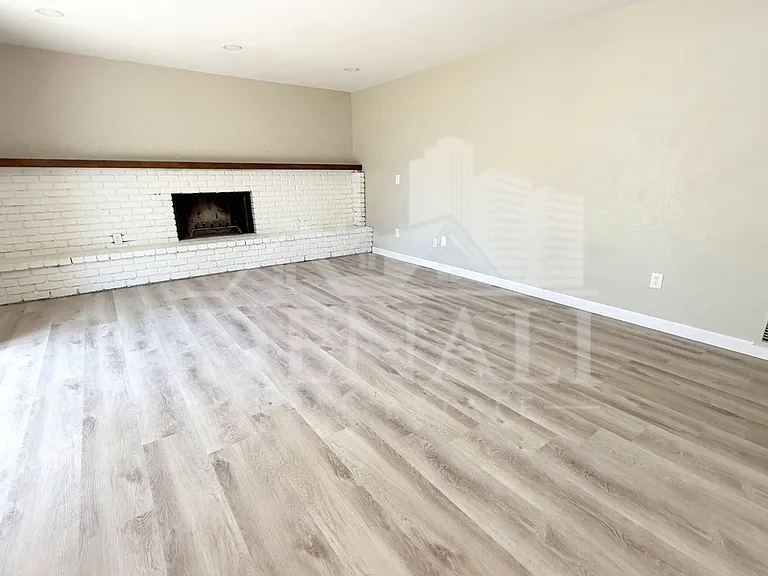 1529 E Edgewater Dr — Photo 5