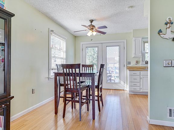 5th image of 636 Beachwood Ave