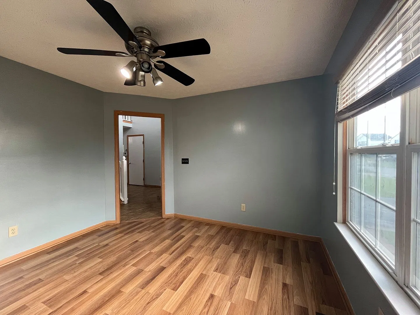 Spacious 3-Bedroom Home with Office, Basement & Fenced Yard — Photo 3