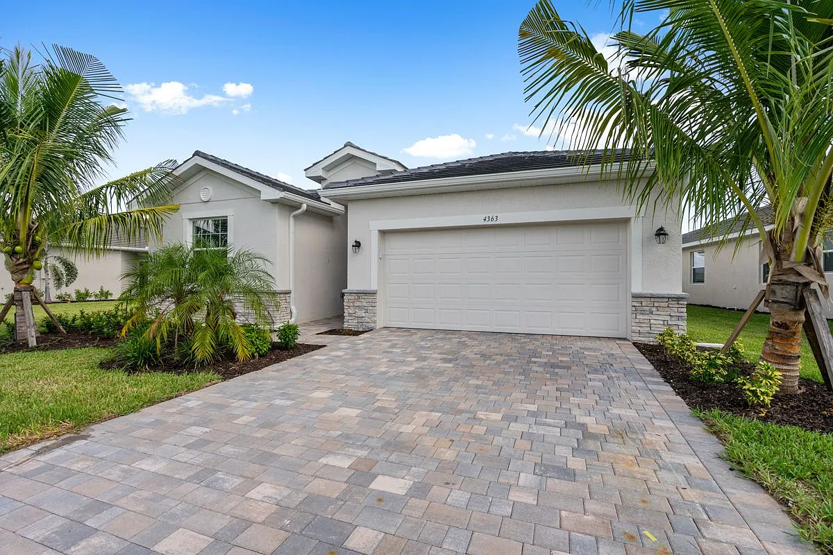4 bed, 3.0 bath, 2032 sqft, $2,800 — Photo 2