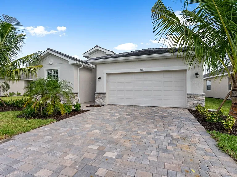 4363 Lemongrass Dr — Photo 2