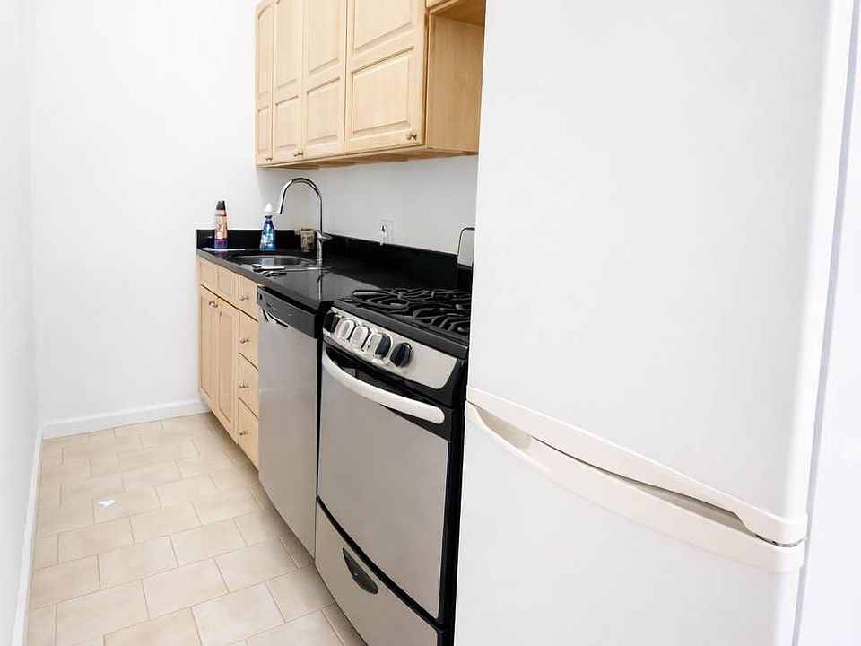 2nd image of 457 W 46th St APT 1c