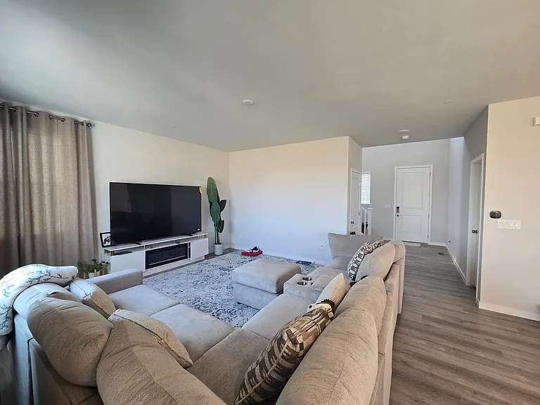 1431 Loraine Cir N — Photo 6