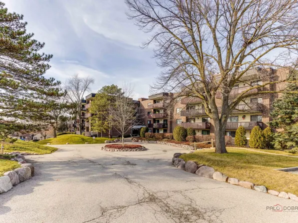 690 Chandler Rd APT 304, Gurnee, IL 60031
