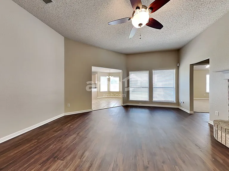 955 Aaron Dr — Photo 6