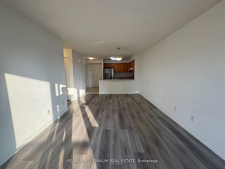 25 Kingsbridge Garden Cir #423 — Photo 14
